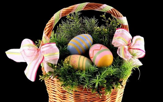 Обои на рабочий стол Корзинка с пасхальными яйцами на черном фоне