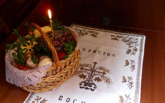 Обои на рабочий стол Пасхальная корзинка с пасхами и крашенными яйцами, с зажженной свечой, на пасхальной вышитой салфетке (Христос Воскрес)
