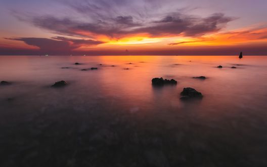 Обои на рабочий стол Побережье моря на закате солнца