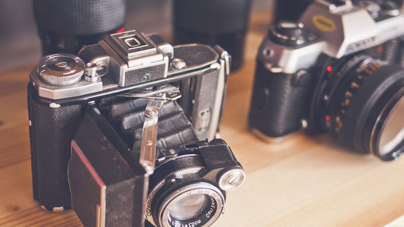 Обои на рабочий стол Фотоаппараты zenit и canon крупным планом