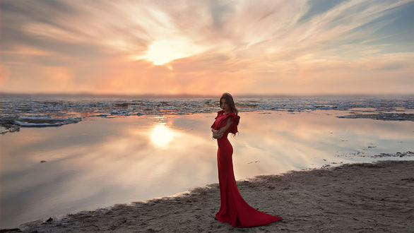 Обои на рабочий стол Девушка в красном платье стоит на берегу, фотограф Aleksandra FOX