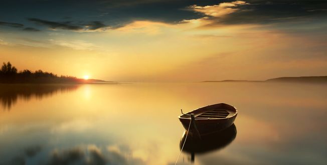 Обои на рабочий стол Лодка дрейфует на воде, фотограф Anna Ovatta