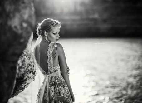 Обои на рабочий стол Модель Venkara стоит у моря, фотограф Miki Macovei