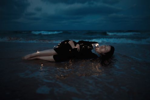 Обои на рабочий стол Девушка с гирляндой лежит у воды, фотограф Adi Dekel