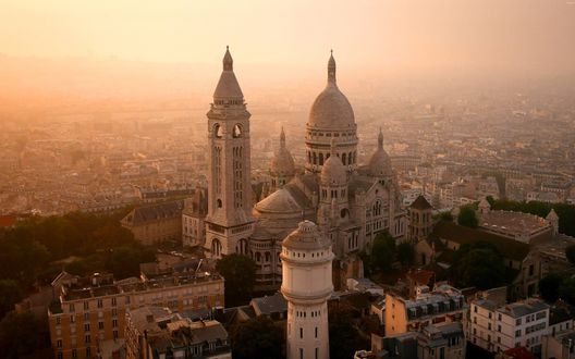 Обои на рабочий стол Католическая базилика Sacre-Coeur, Paris, France / Сакре-Кер, Париж, Франция в предрассветной дымке, ниже нее - размытая панорама города