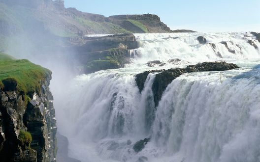 Обои на рабочий стол Водопад Gold Falls / Голд Фоллс в Исландии на фоне бледно-голубого неба