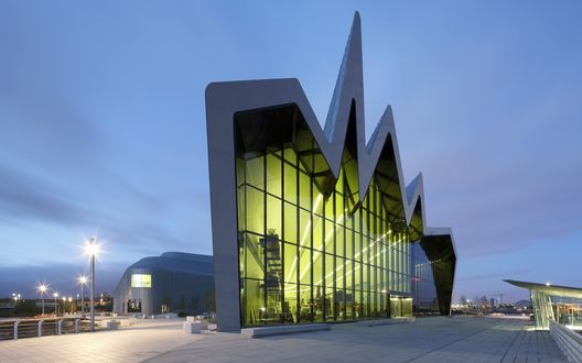 Обои на рабочий стол Необычное здание - Riverside Museum / музей Риверсайд (музей транспорта), Глазго, Шотландия