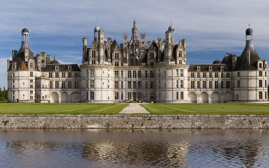 Обои на рабочий стол Франция, старинный замок Chambord отражается в воде