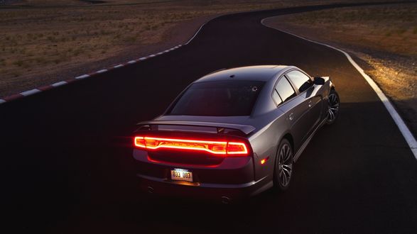 Обои на рабочий стол Dodge challenger srt8 392 стоит на дороге