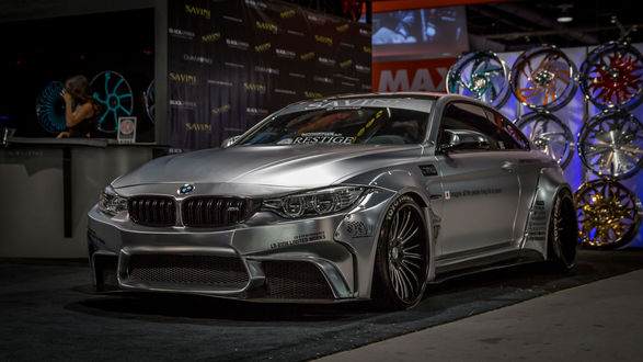 Обои на рабочий стол Серебристый BMW M4 стоит в мастерской