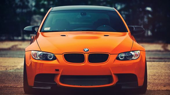 Обои на рабочий стол Оранжевый bmw m3 на размытом фоне
