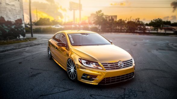 Обои на рабочий стол Золотистый volkswagen passat cc tuning стоит на дороге