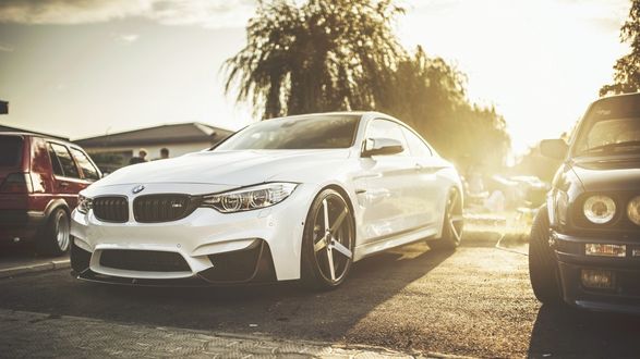 Обои на рабочий стол Белый bmw 7 series на парковке