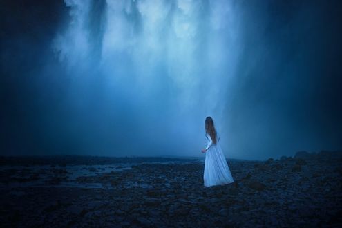 Обои на рабочий стол Девушка в длинном платье стоит у водопада, фотограф TJ Drysdale