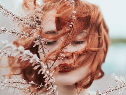 Обои на рабочий стол Девушка за весенней веточкой, фотограф Jovana Rikalo