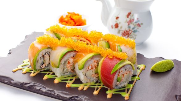 Обои на рабочий стол Японская кухня: роллы с икрой и васаби на подносе, рядом кувшин