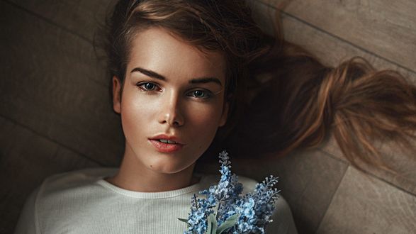 Обои на рабочий стол Красивая модель Инна с веточкой цветов, фотограф Георгий Чернядьев