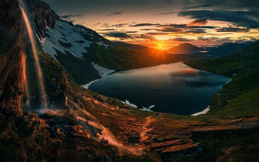 Обои на рабочий стол Небольшое озеро у гор на восходе солнца, фотограф Max Rive