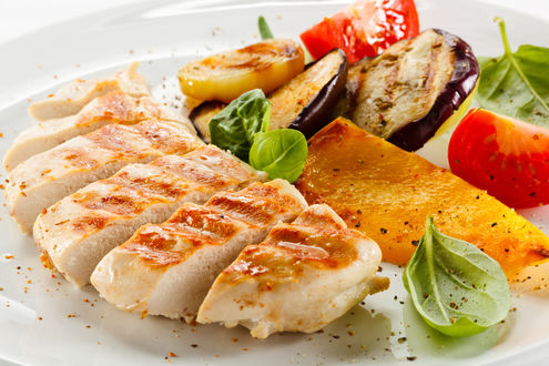 Обои на рабочий стол Кусочки жареного мяса с овощами