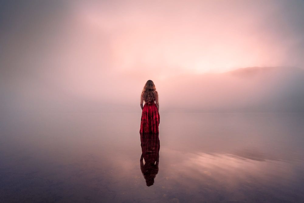 Обои для рабочего стола Девушка стоит к нам спиной в воде, ву Lizzy Gadd