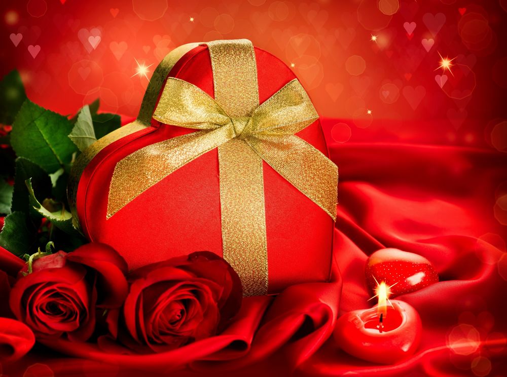 Обои для рабочего стола Подарок в форме сердца, красные розы и свечи