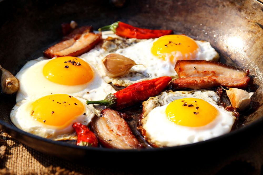 Обои для рабочего стола Яичница с мясом, перцем и чесноком