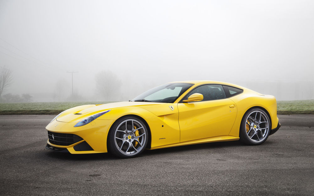 Обои для рабочего стола Желтый автомобиль Ferrari F12 berlinetta
