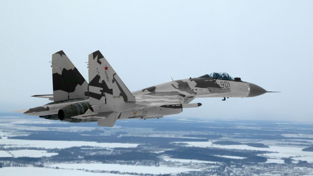 Обои для рабочего стола Российский истребитель Су-35 / Flanker-Е+ в небе на фоне зимнего ландшафта