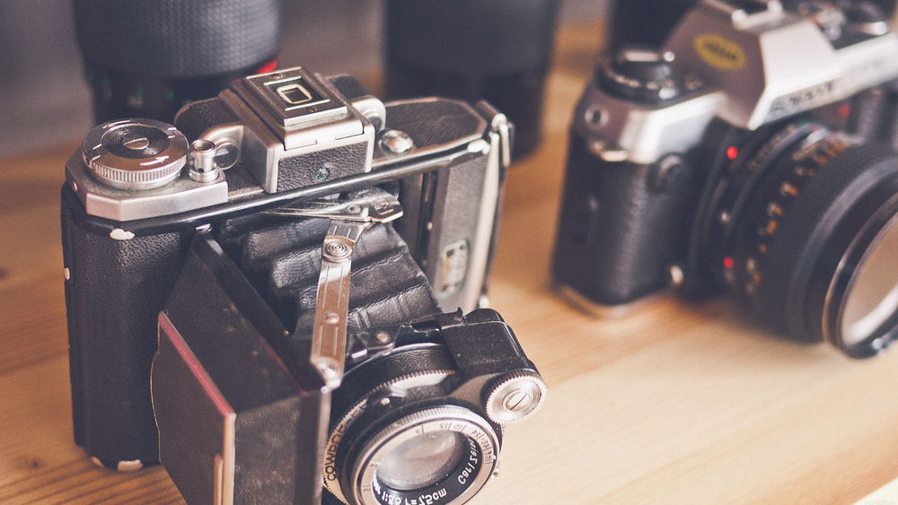 Обои для рабочего стола Фотоаппараты zenit и canon крупным планом