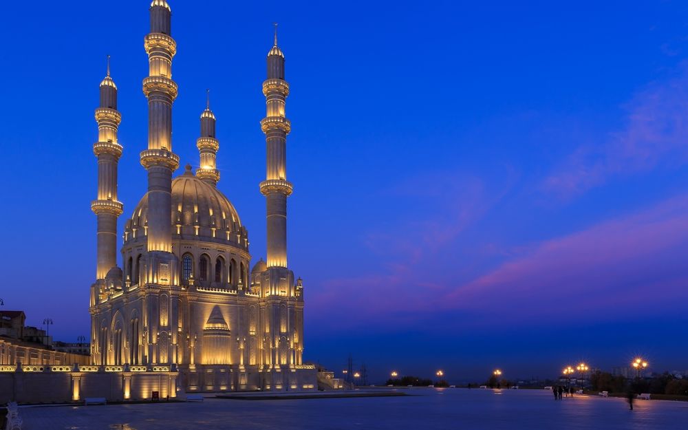 Обои для рабочего стола Мечеть Гейдара в Баку, Азербайджан на фоне огней вечернего города и синего вечернего неба