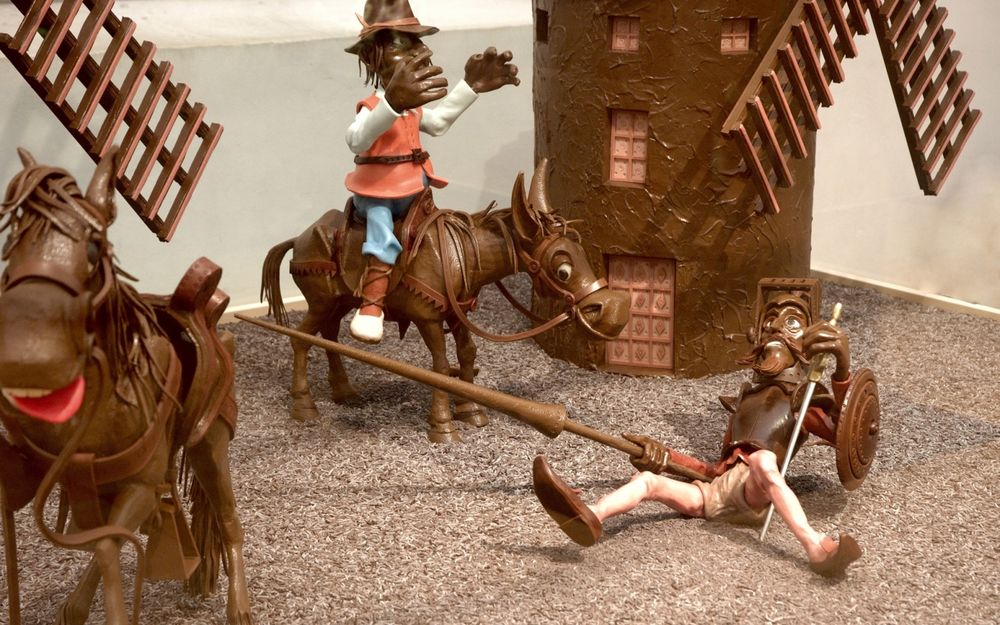 Обои для рабочего стола Шоколадные фигурки лошадей и людей на фоне шоколадной мельницы задействованы в сцене на столе
