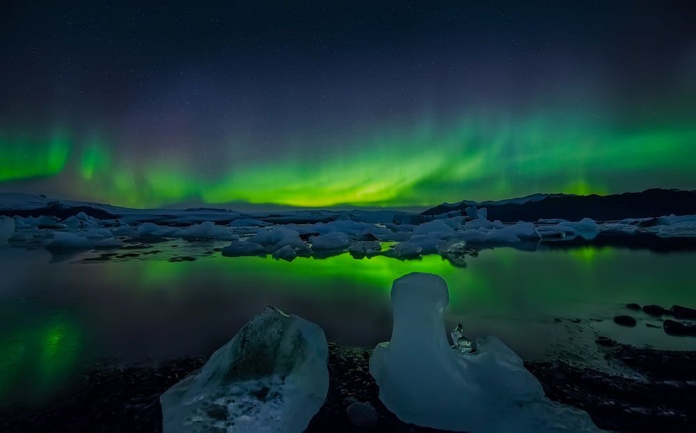 Обои для рабочего стола Северное сияние в Glacier- самой большой ледниковой лагуне в Исландии, фотограф Angela Chong
