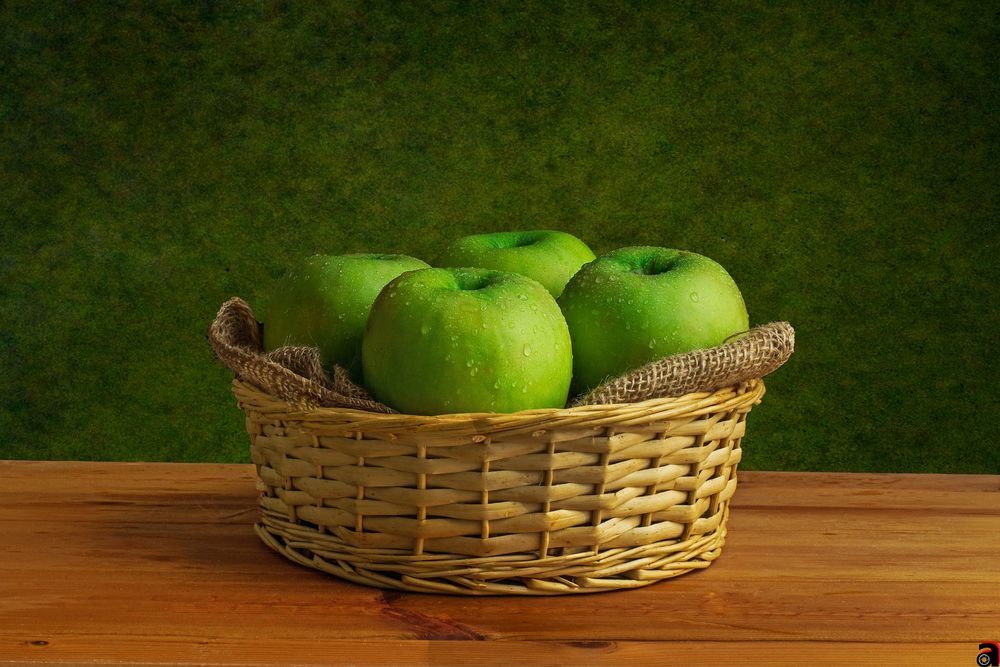 Обои для рабочего стола Зеленые яблоки в каплях воды в корзинке, фотограф Abdularhman Adi