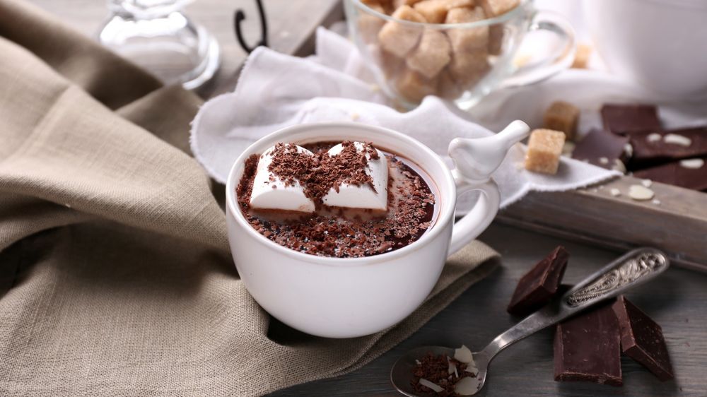 Обои для рабочего стола Горячий шоколад с маршмеллоу в кружке, рядом ложка, дольки шоколада и кружка, наполненная рафинадом