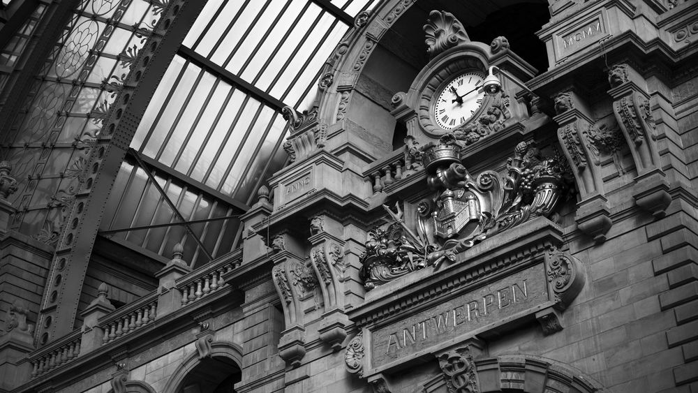 Обои для рабочего стола Городские часы в здании станции, Антверпен, Нидерланды