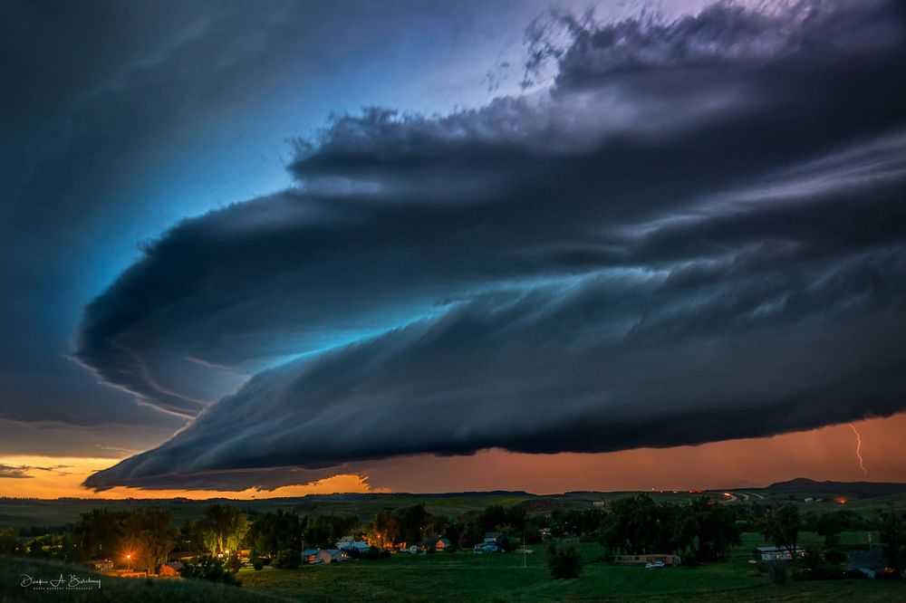Обои для рабочего стола Эта буря на границе Wyoming / Южная Дакоты, фотограф Derek Burdeny