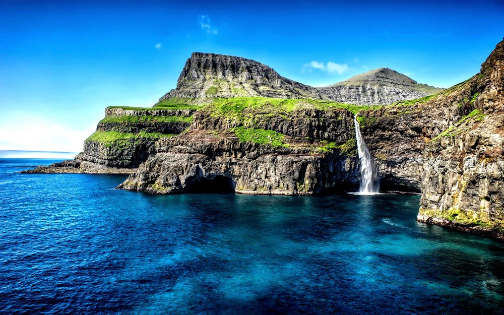 Обои для рабочего стола Маленький водопад стекает в море, Фарерские острова, Дания