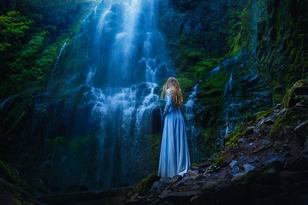 Фото девушка на фоне водопада