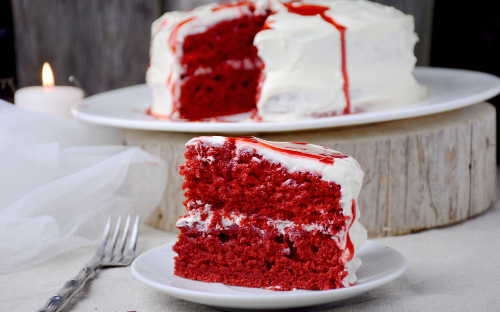 Обои для рабочего стола Кусок красного торта с белым кремом