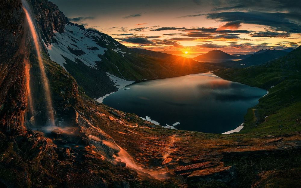 Обои для рабочего стола Небольшое озеро у гор на восходе солнца, фотограф Max Rive