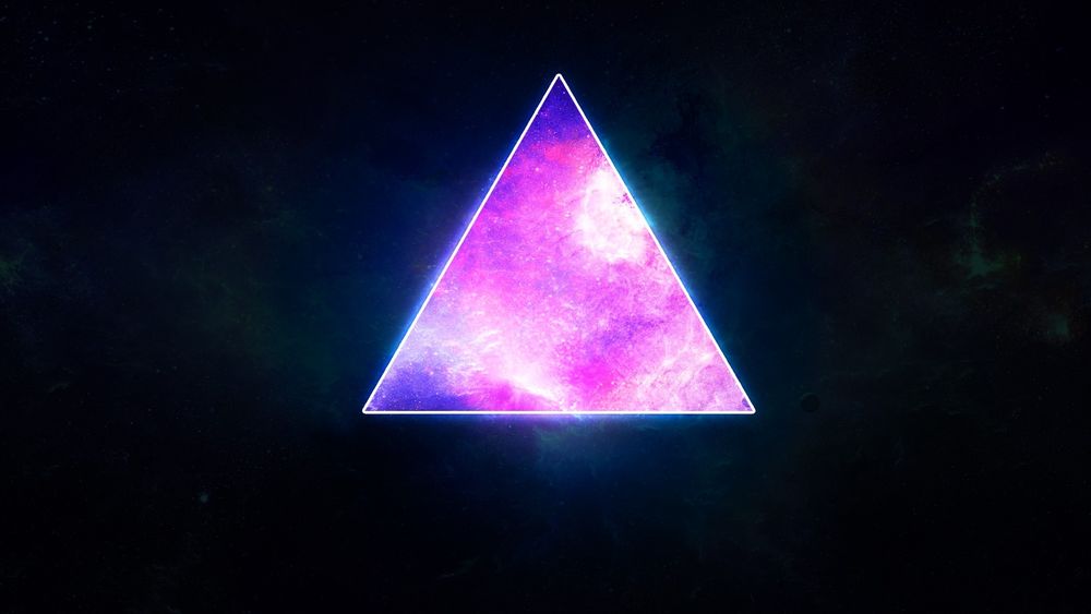 Обои для рабочего стола Яркий неоновый фиолетовый треугольник на фоне космоса