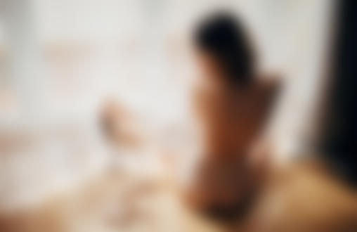Обои для рабочего стола Девушка смотрит на себя в зеркало, фотограф Marat Safin
