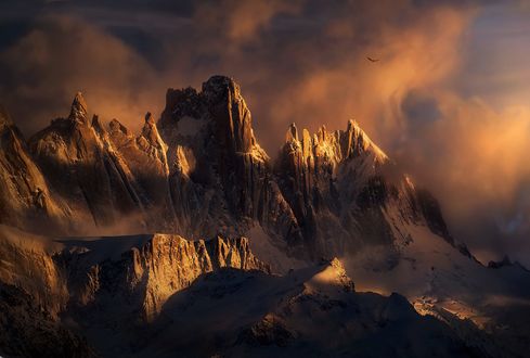 Обои на рабочий стол Горы под облаками в солнечном свете, фотограф Marc Adamus