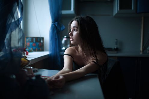 Обои на рабочий стол Девушка сидит за столом, фотограф Marat Safin
