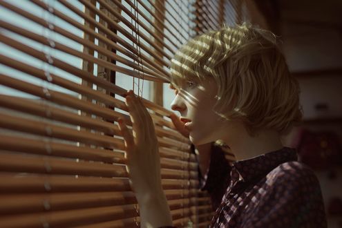 Обои на рабочий стол Девушка смотрит в окно, фотограф Marta Bevacqua