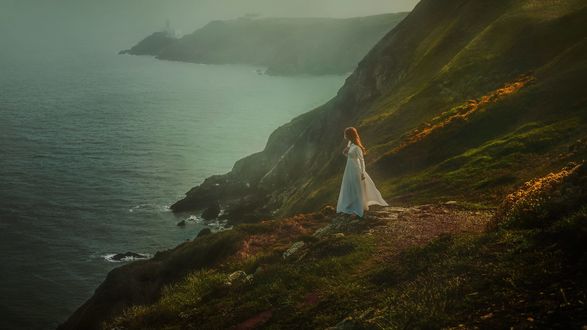 Обои на рабочий стол Девушка стоит на фоне природы, фотограф TJ Drysdale