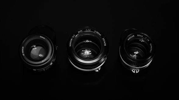 Обои на рабочий стол Объективы фотоаппаратов на черном фоне