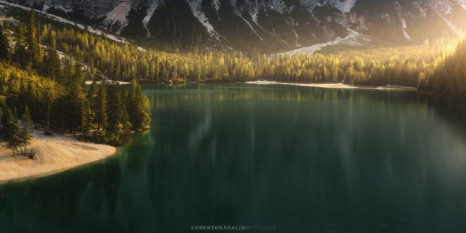 Обои на рабочий стол Озеро Braies в окружении деревьев и гор, фотограф Lorenzo Nadalini