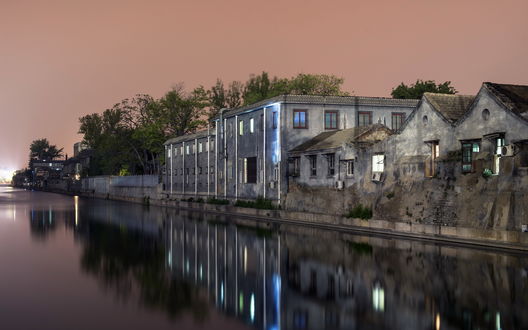 Обои на рабочий стол Набережная города под вечерним небом