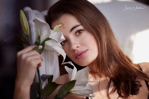 Обои на рабочий стол Модель Лидия Savoderova с лилиями, фотограф Javier Ullastres